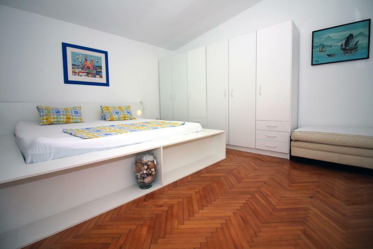 Apartment 3 Bedroom With Pool In Tisno
